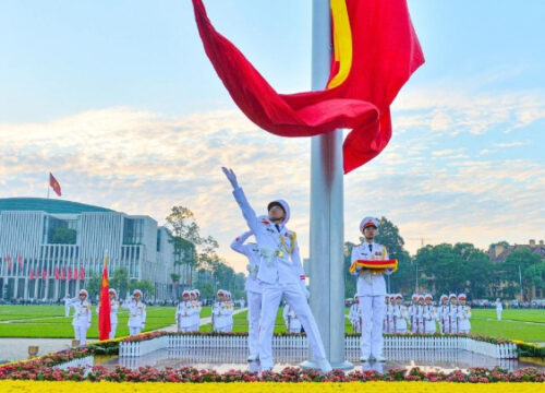 Lễ Thượng Cờ Và Hạ Cờ Ở Lăng Bác (2025) – Hai Khoảnh Khắc Thiêng Liêng Giữa Trái Tim Hà Nội